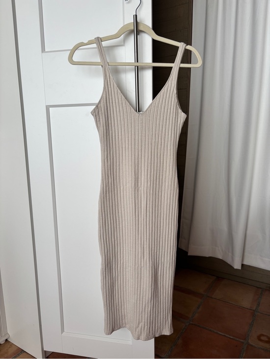 Zara Dresses & Skirts - Zara Ribbed V-Neck Midi Dress - Beige